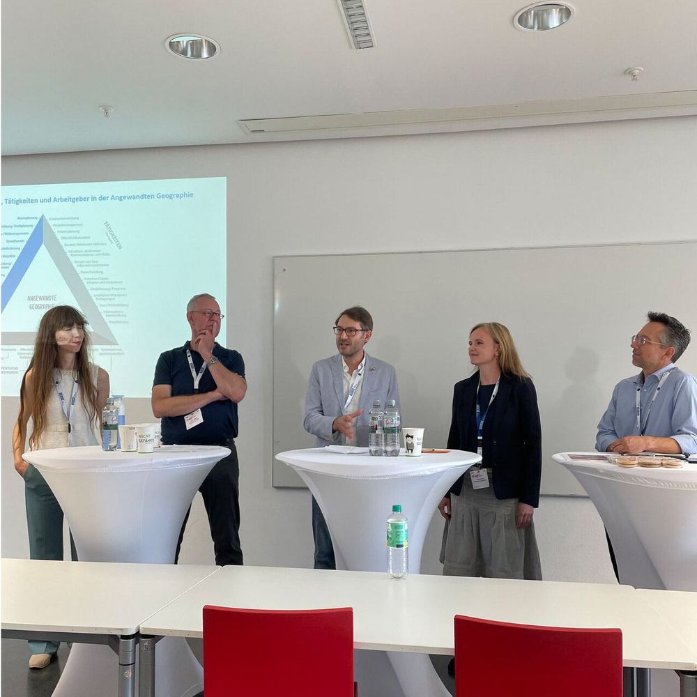 Jan Kotonski hält einen Vortrag auf dem Deutschen Kongress für Geografie 2023