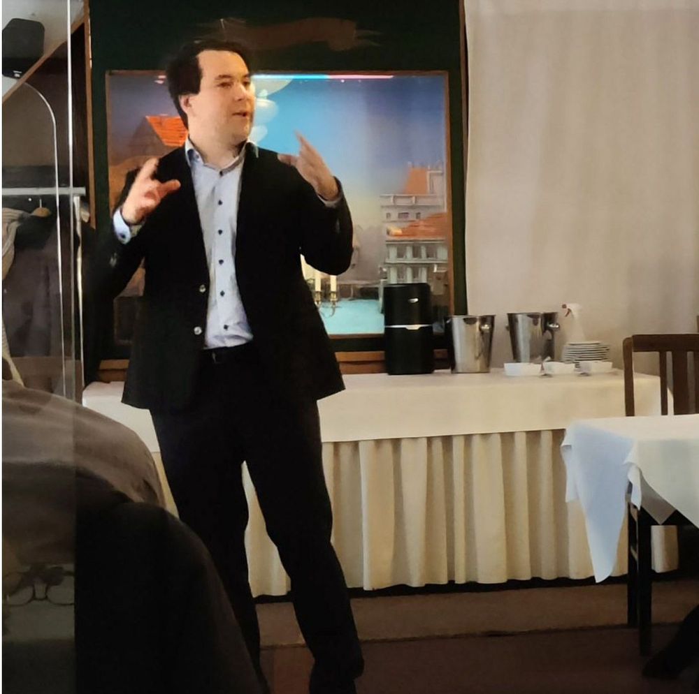 Dr. Stefan Brauckmann hält einen Vortrag beim Business Lunch des IVD Nord