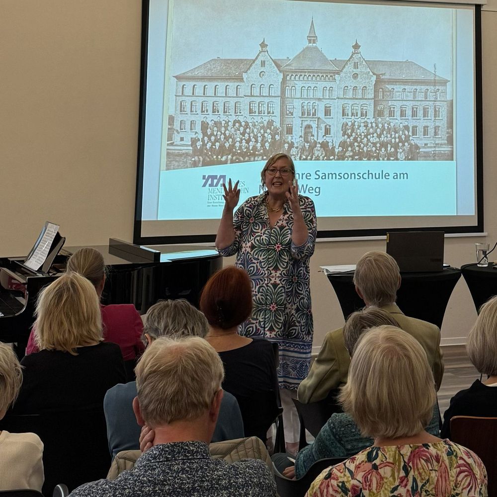 130 Jahre Samsonschule am Neuen Weg in Wolfenbüttel. Dr. Elke-Vera Kotowski übernahm die Moderation und einleitenden Worte, Dr. Stefan Brauckmann hielt den Festvortrag über die Bau- und Nutzungsgeschichte der Samsonschule in Wolfenbüttel am 03. September 2026. 