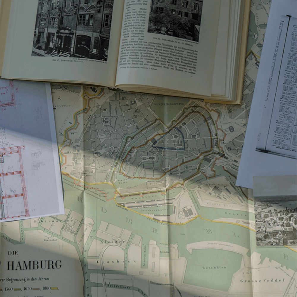 Foto einer Karte und eines Buches