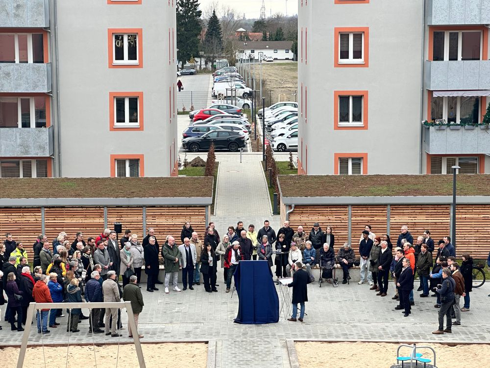 Mehr als 100 Personen wohnten der offiziellen Einweihung des Leopold-Zunz-Platzes am 17. März 2026 in Wolfenbüttel bei 