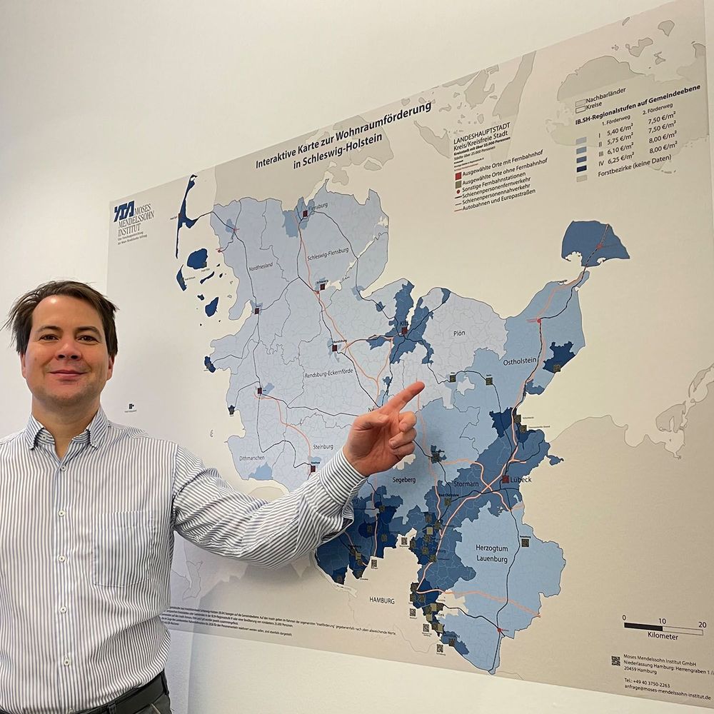 Dr. Brauckmann zeigt die Schleswig-Holstein Karte