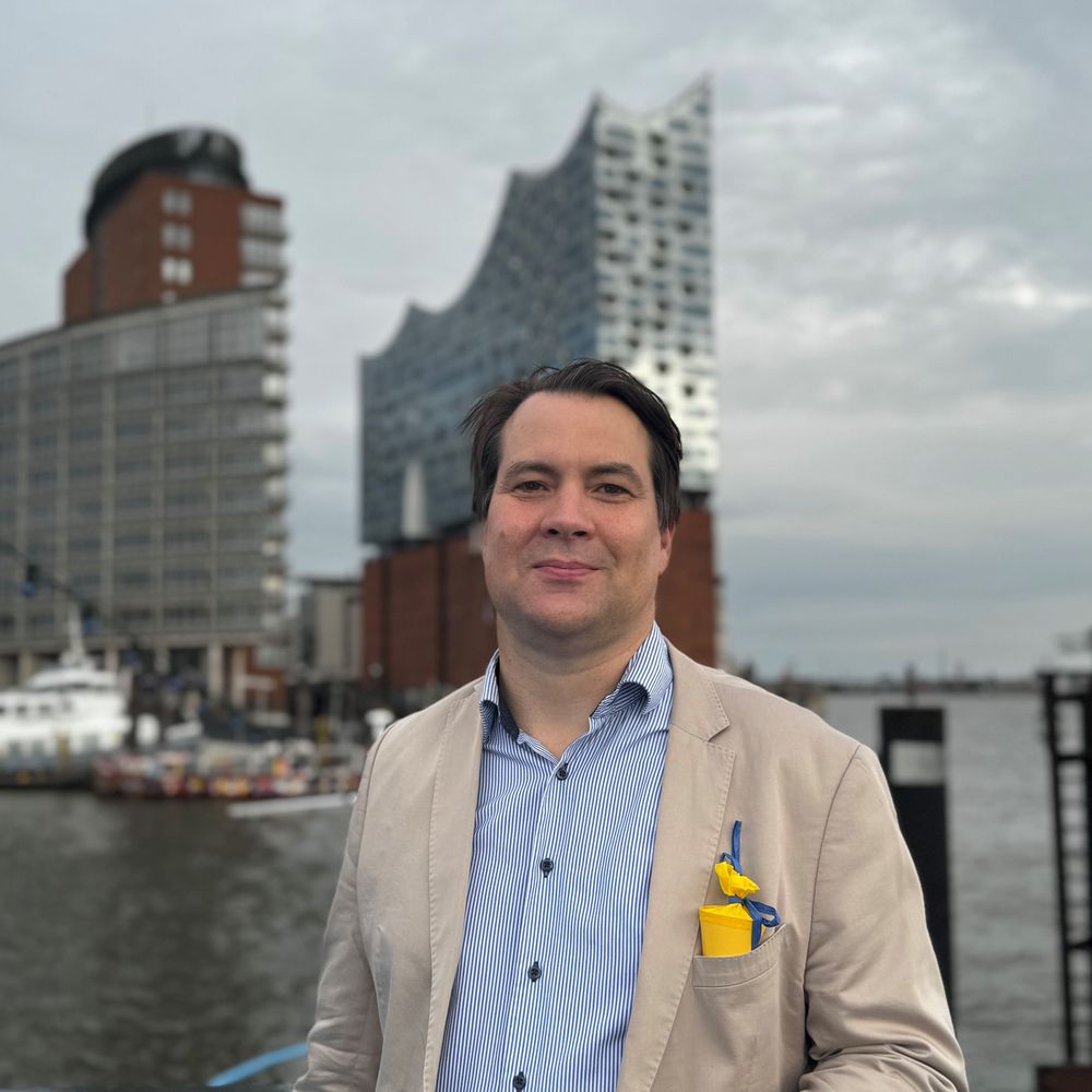 Prof. Dr. Brauckmann am 11.09.2026 vor der Elbphilharmonie im Hamburger Hafen, anlässlich der Ernennung zum Professor an der NBS Northern Business School - University of Apllied Science