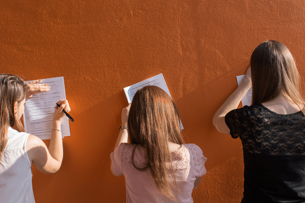 Studentinnen füllen einen Fragebogen aus