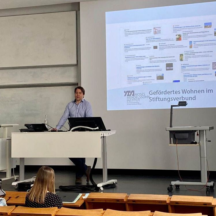 Dr. Stefan Brauckmann bei seinem Vortrag zu gefördertem Wohnen im Stiftungsverbund