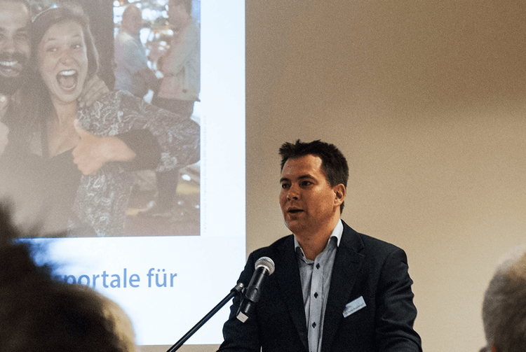 Stefan Brauckmann hält einen Vortrag