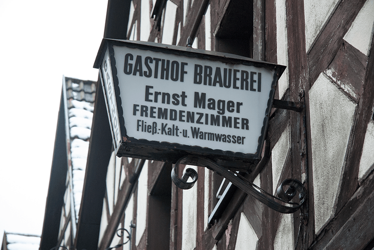 Ein Gasthof wirbt mit fließendem Kalt- und Warmwasser