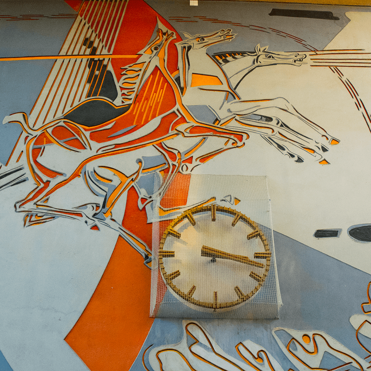 Ausschnitt Sgraffito "Helios mit dem Sonnenwagen" im Hauptbahnhof Heidelberg