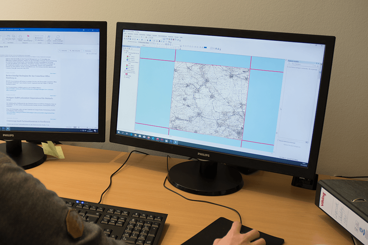 Auf einem Computerbildschirm wird ein Kartenprojekt bearbeitet