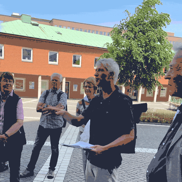 Dr. Winkler refereriert auf der Exkursion in der Hamburger Neustadt