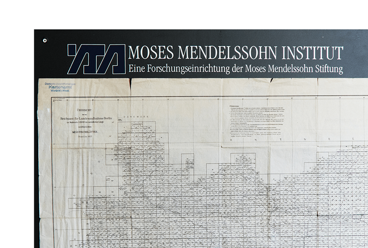 Eine historische Blattübersicht der Topographischen Karte 1:25.000 hängt an einer Tafel im Moses Mendelssohn Institut