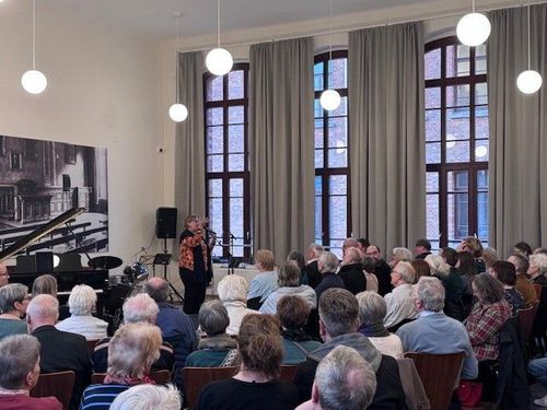 Dr. Elke-Vera Kotowski von der Moses Mendelssohn Stiftung spricht Grußworte vor dem Konzert HörMal! im vollbesetzten Emil Berliner Saal in der ehmaligen Samsonschule Wolfenbüttel