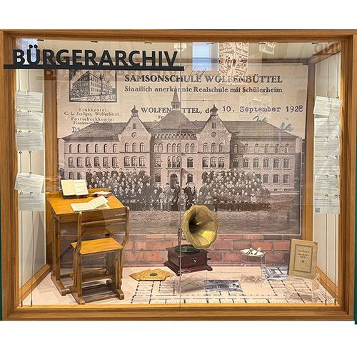 Vitrine zur Samsonschule im Bürger Museum Wolfenbüttel