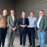Gruppenfoto der Referierenden und Diskussionsteilnehmenden einer Veranstaltung des CDU Stadtverbandes Elmshorn am 28.05.2026 zum Azubiwohnen in Elmshorn. Von links nach rechts stehen Marius Munk (Zweiter Stadtrat der Stadt Elmshorn), Oberbürgermeister Erik Sachse, Birte Glißmann MdL, Dr. Stefan Brauckmann vom Moses Mendelssohn Institut sowie Immo Neufeldt, Fraktionsvorsitzender der CDU Elmshorn. Thema des Abends war die Rolle von Azubiwohnen für Fachkräftesicherung und Standortentwicklung. Das Bild zeigt die Terrasse von KremerGlissmann Elmshorn. 