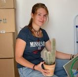 Studentin beim Umzug in ihre neue Unterkunft