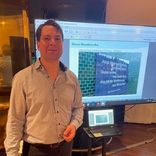 Dr. Stefan Brauckmann hält einen Vortrag im Hafen Klub Landungsbrücken