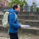 Dr. Stefan Brauckmann am 13. Juni 2026 bei einer Exkursion im Stadtetnwicklungsprojekt Harburger Binnenhafen im Bezirk Hamburg-Harburg. Die gut besuchte Führung fand im Rahmen der jährlichen Stadtteilführungen statt, die ursprünglich von Dr. Brauckmann und Dr. Eike C. Winkler unter dem Dach der FLA - Freien Lauenburgischen Akademie angeboten wurden.